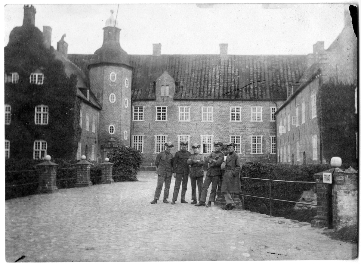 Grupporträtt av fem militärer från Flygkompaniet på Malmen utanför Trolle Ljungby slott i Skåne, 1925.