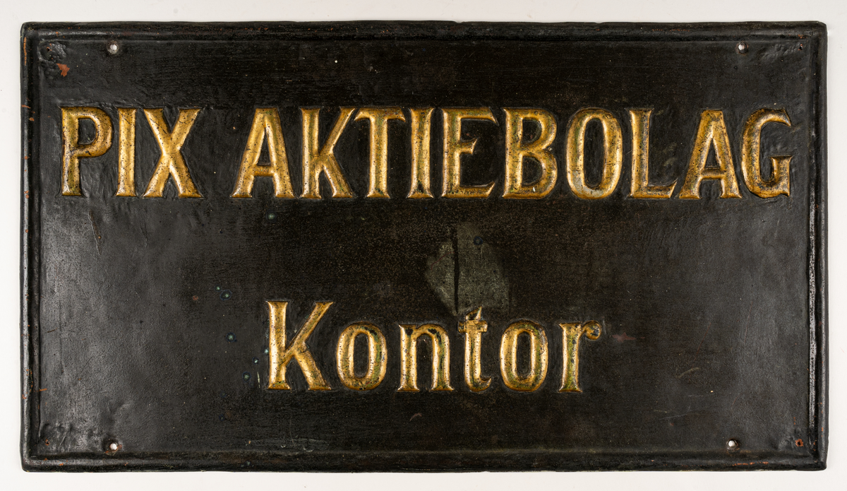 Kontorsskylt, rektangulär, i brun plåt. Text i guld: PIX AKTIEBOLAG Kontor.
