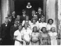 Konfirmantene i Sandstad kirke, året 1942. Res.kap. Ole Seve
