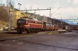 Elektrisk lokomotiv El 8 2061 med persontog på Notodden stas