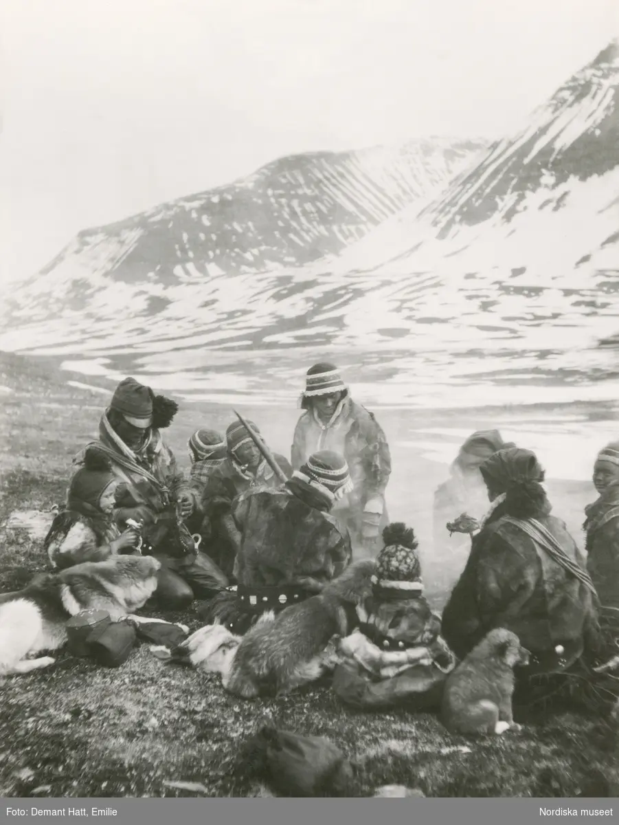 Människor och djur vilar under vårflytten från Närvä. Bilden ingår i en serie fotografier tagna av Emilie Demant Hatt i Sapmi mellan åren 1907 och 1916.