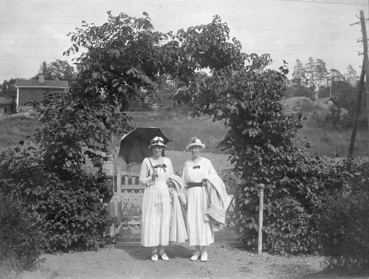 Album från Anders Classons samling
Väntorp - Olga (med paraply) och Signe innanför grinden - Foto mot gården - 1919