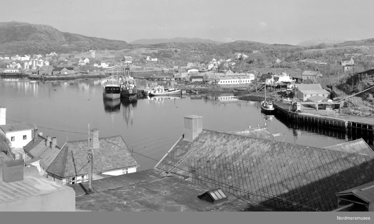 Foto fra skipsverftet Sterkoder Mekaniske Verksted på Dale i Kristiansund. Datering er trolig mellom 1960-1970. Fotograf er Nils Williams.