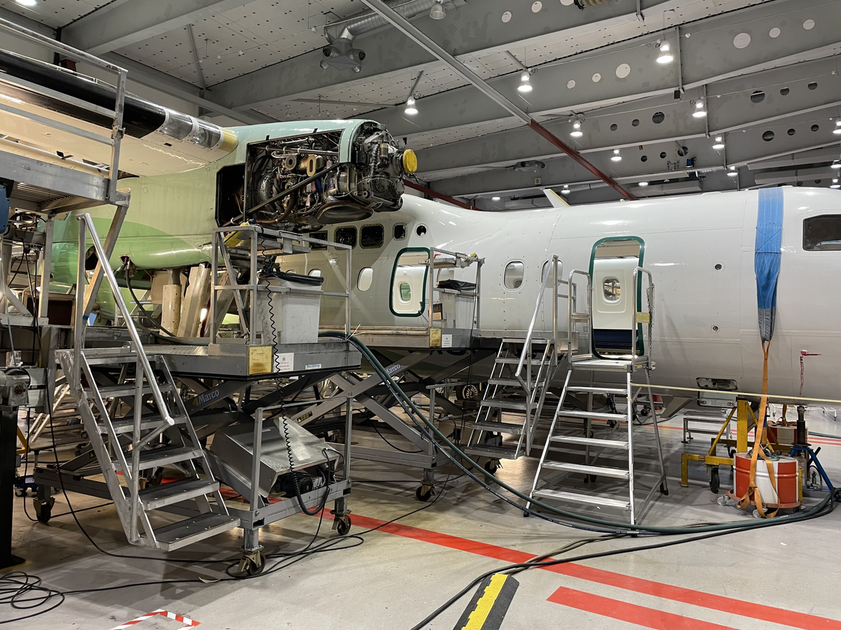 Deksler og paneler har blitt fjernet og interiør og dører tatt ut på en Dash 8-100 i forbindelse med vedlikeholds- og ettersynsarbeid i Widerøes hangar 2.
