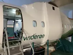 Widerøes Dash 8 kabinsimulator med åpen passasjerdør og frem