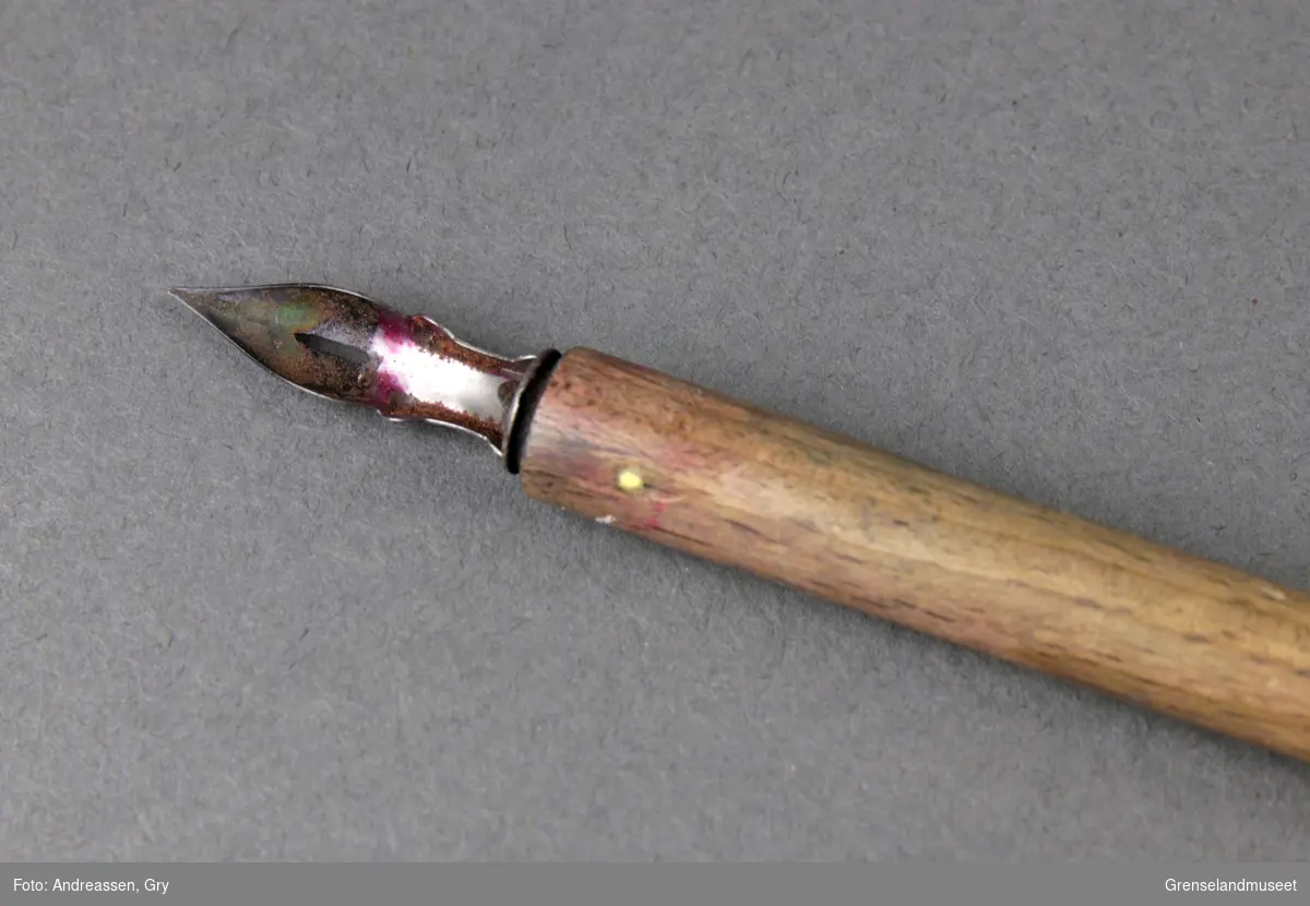 Fyllepenn med skaft i ulakkert tre og splitt av metall.