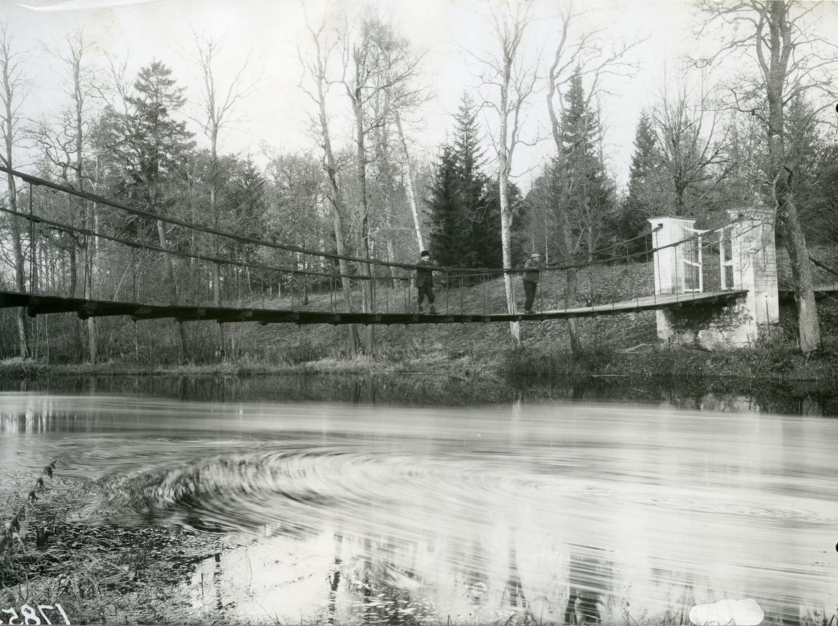 Haraker sn.
Hängbro över Svartån i parken i Svanå. 1927.