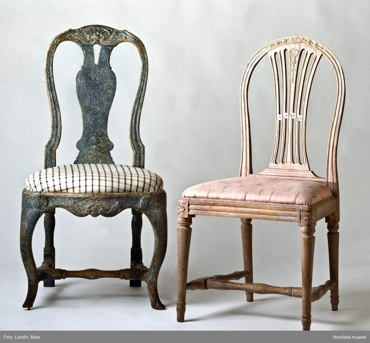 Två 1700-talsstolar. Till vänster den svenska rokokons elegantaste matsalsstol av engelsk typ, men med skulpterad dekor hämtad från den franska rokokon. Stolstypen har ofta kallats bondrokoko, en term som skapats inom antikhandeln. Den högra en stram sengustaviansk modell som influerats ev engelska stolar.