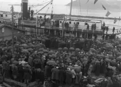 Folkemengde samlet på Brattørkaia under Roald Amundsens avre