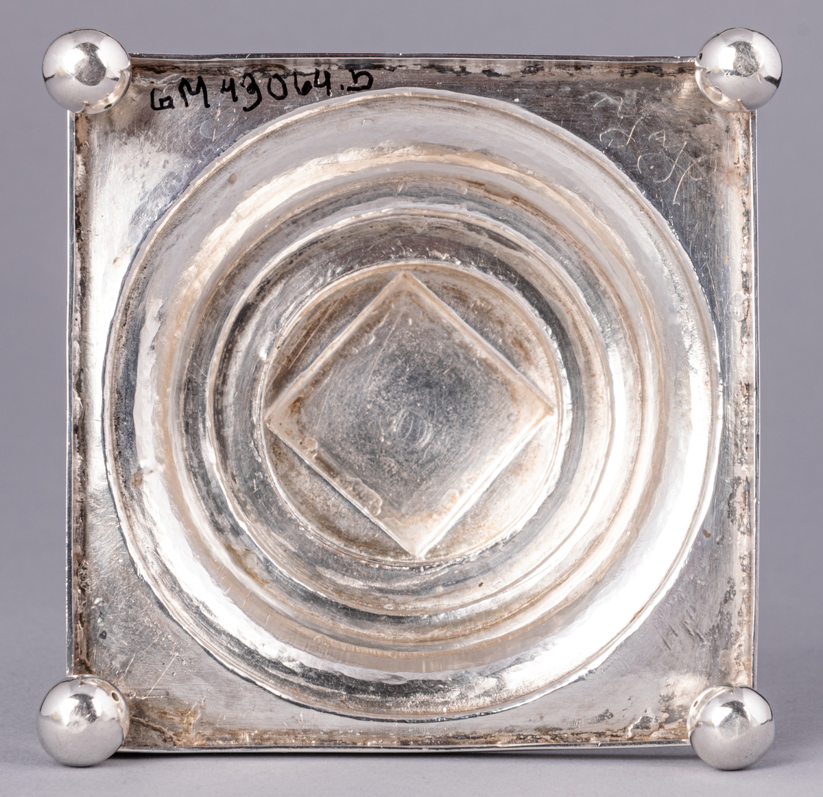 En av ett par gustavianska ljusstakar i silver stämplade Anders Dunderberg, Gävle 1800. Stram åttaformat ben med avtagbar manschett, rektangulär terrasserad fot med kulfötter. Mästarstämpel på fotens sida: S2 tre kronor G A.DB.
