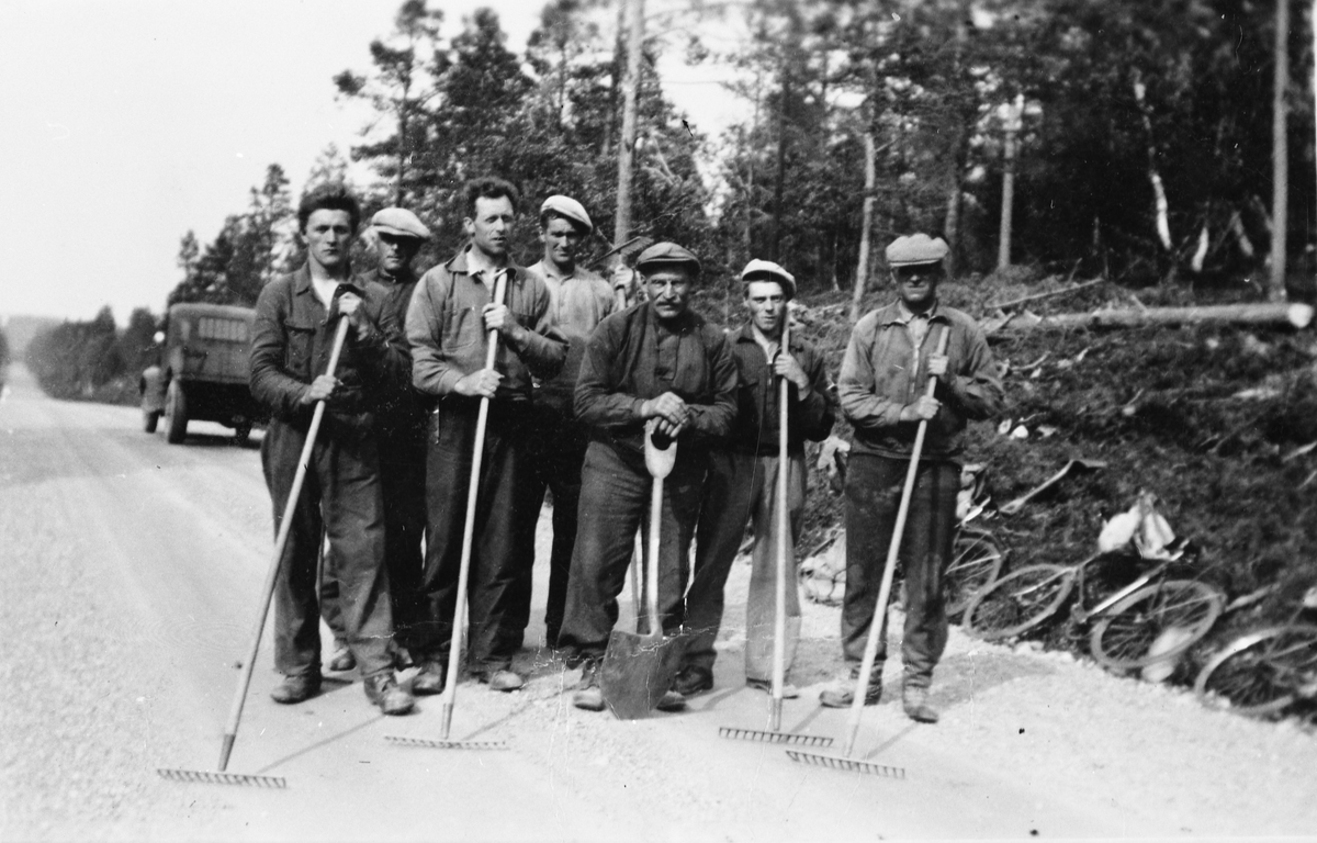 Sju mann med jernriver og spade på veiarbeid på Havsjøveien, midten av 1930-tallet
