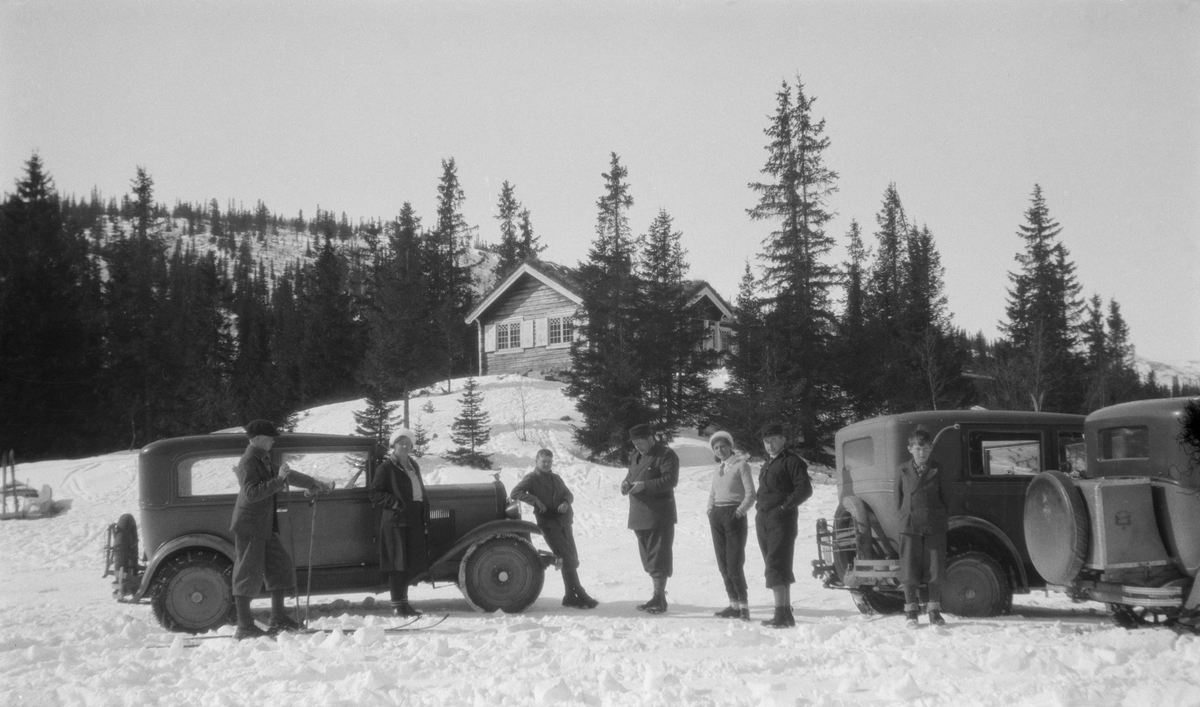 Tre biler som har kjørt på isen på Espedalsvatnet til Svartvik fra Vassenden med hytta i bakgrunnen. Bilen til venstre er en Chevrolet 1929-30-modell