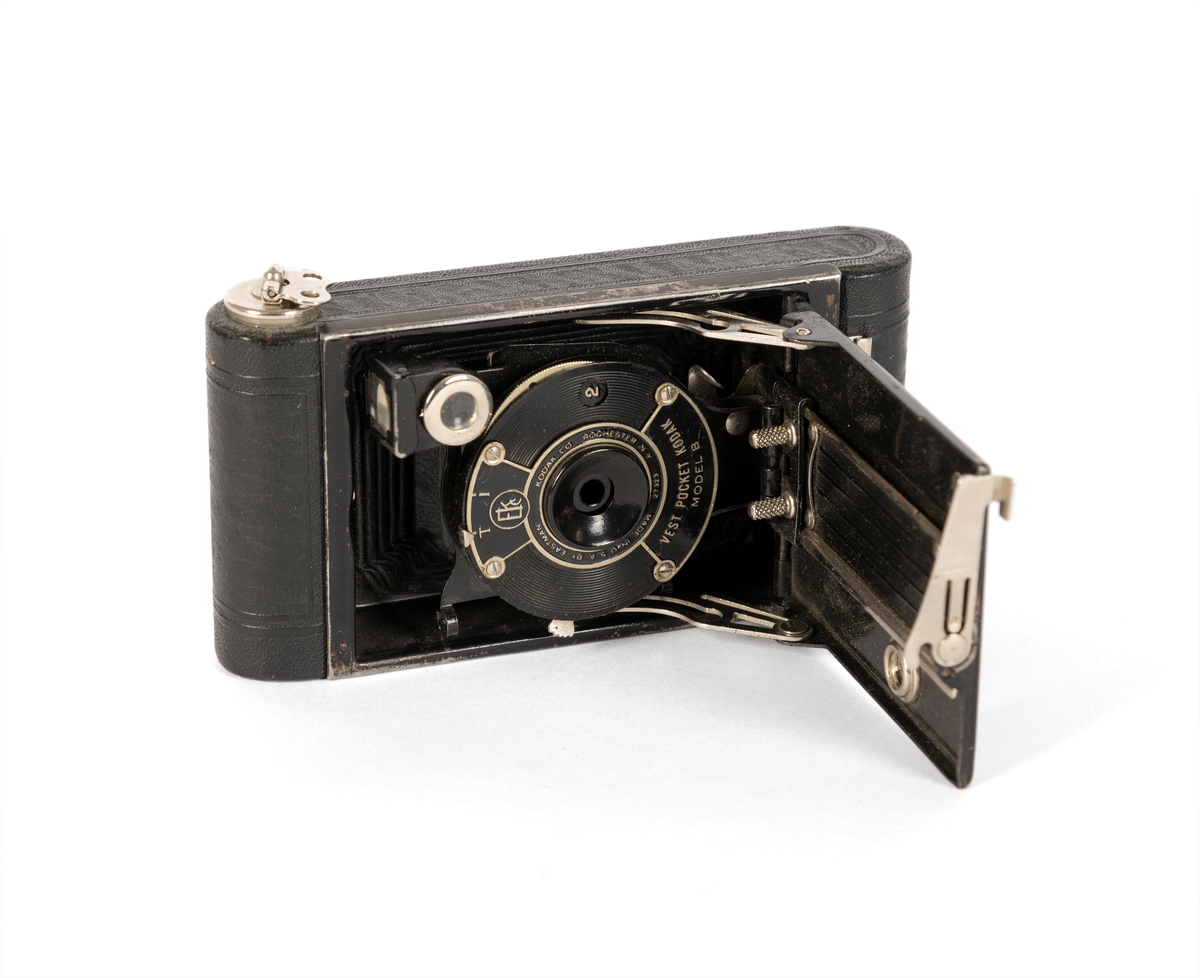 Sammenleggbart foldekamera som ligger i et pappetui. 2 stk filmruller og bruksannvisning følger med.