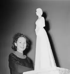 Ada Madssen med Dronning Maud-monumentet.