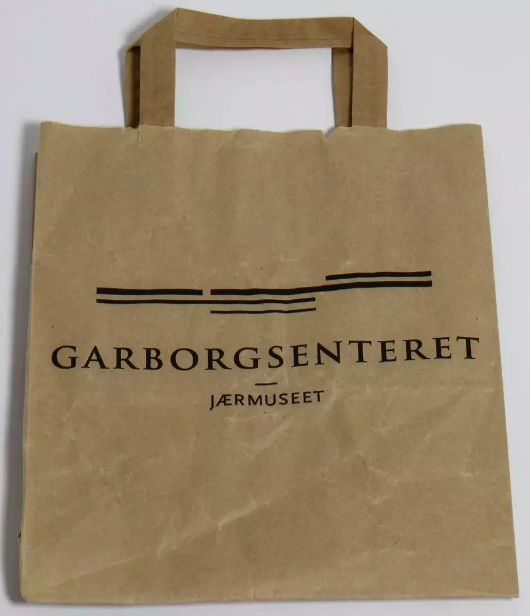 Handlenett frå Garborgsenteret, som er eit museum på Bryne i Time kommune. Garborgsenteret opna 5. september 2012 til minne om Arne og Hulda Garborg, og er ei avdeling av Jærmuseet. Handlenettet er i papir.