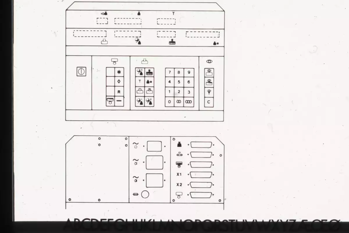 Helautomatiskt etikettsystem. Bilder på prototyp vid uppstart av designarbetet, skisser på upprensning av formerna, presentation av designen, mockup, symbolprogrammet samt färdig maskin.
