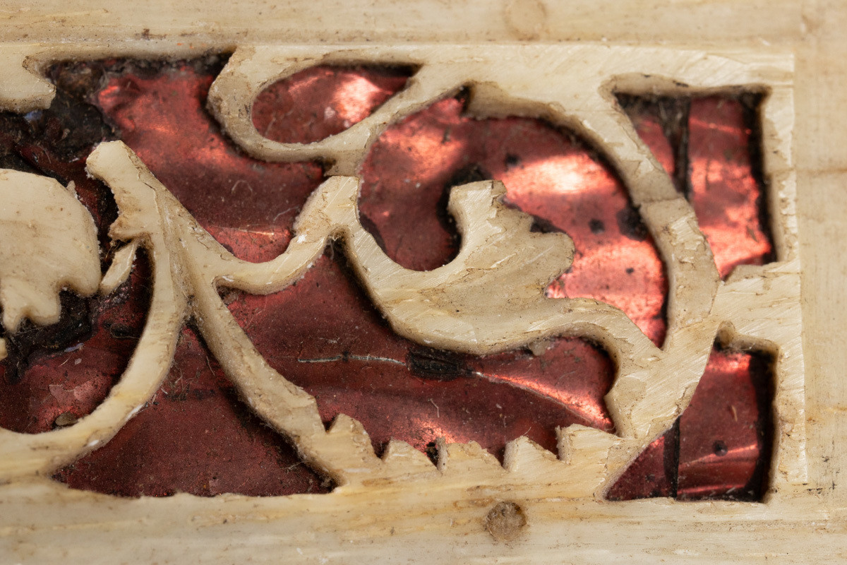 Syskrue i tre, der yttersiden er dekorert med pent utskjærte beinplater, med fargede blikkplater under. Nåleputen mangler.