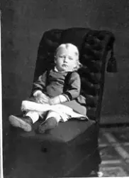Otto Bolman Biørn sitttende i stolen.