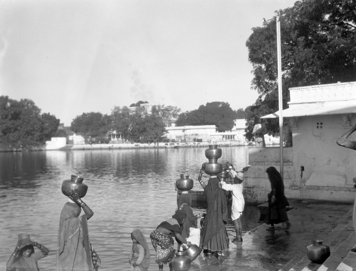 Kvinner henter vann en elv, Udaipir. Fotografier tatt i forbindelse med Elisabeth Meyers reise til India 1932-33.