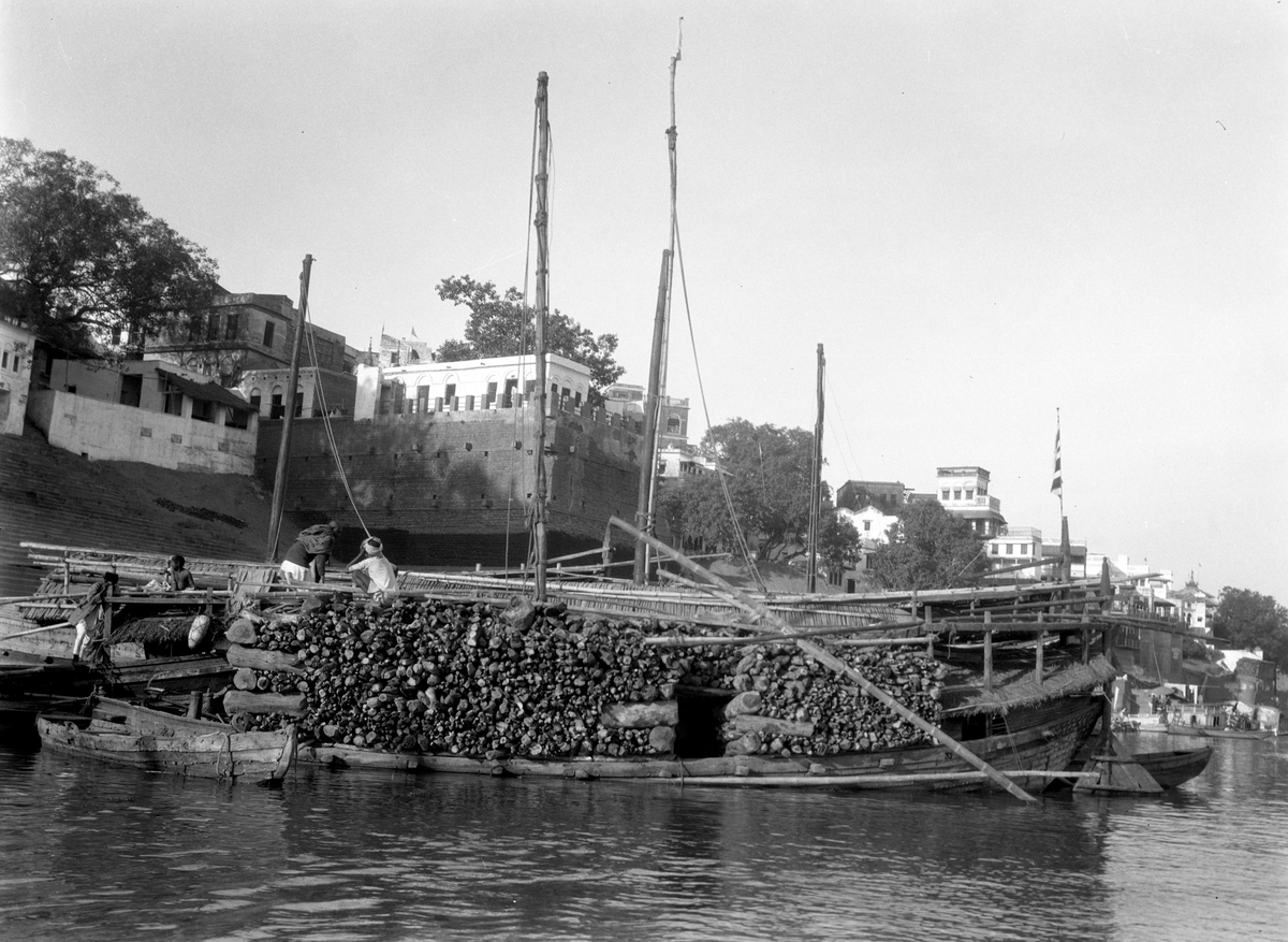 Båt med brensel, Ganges, Benares. Fotografier tatt i forbindelse med Elisabeth Meyers reise til India 1932-33.