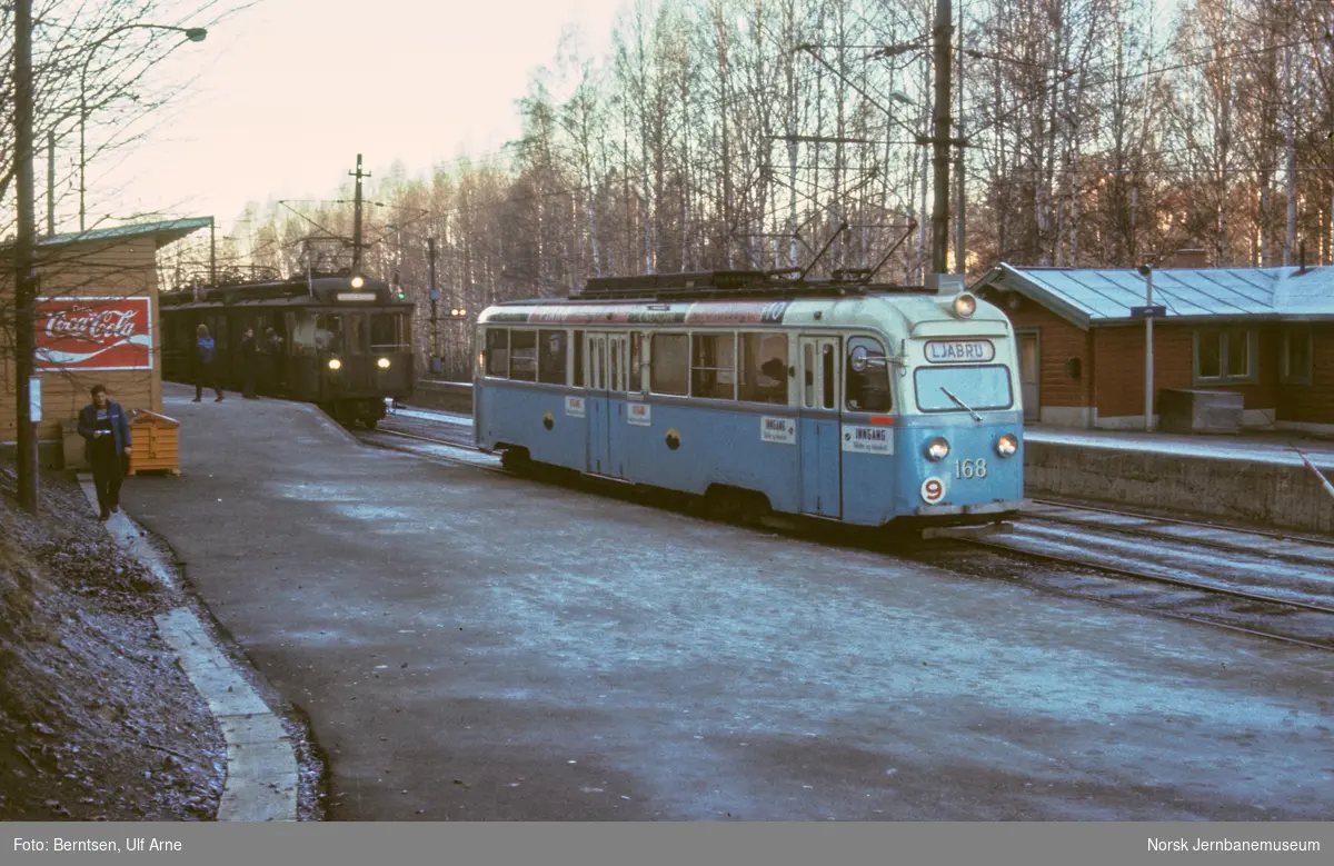 Oslo Sporveiers sporvogn nr. 168 type E, "Gullfisk" i rute 9 til Ljabru, på Jar stasjon