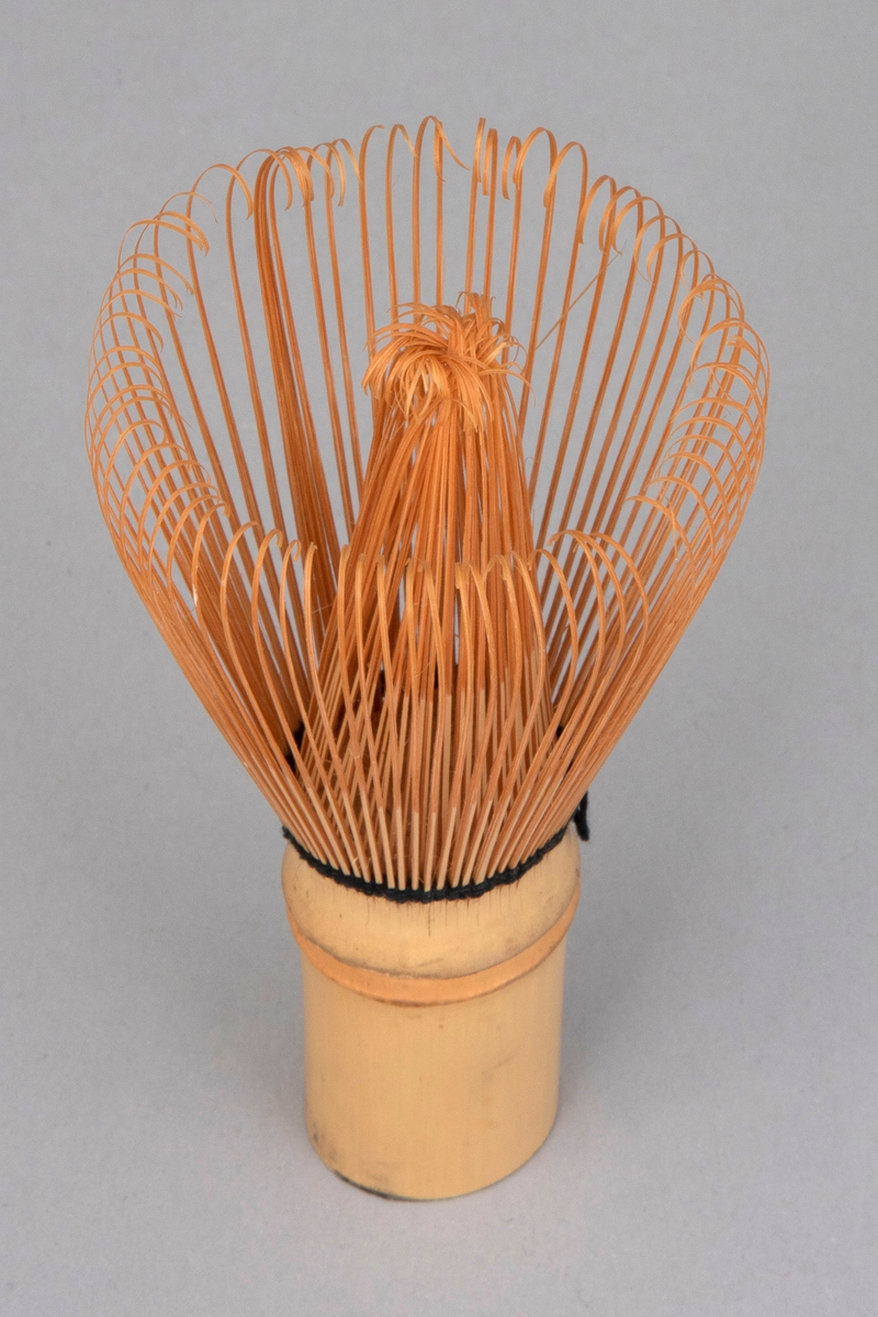 Tevisp i bambus tilhørende teservise. Vipsen er laget av et bambusrør som i 2/3 høyde er splittet opp i en yttre og indre krans. Til skaftet er det festet en sort tråd.