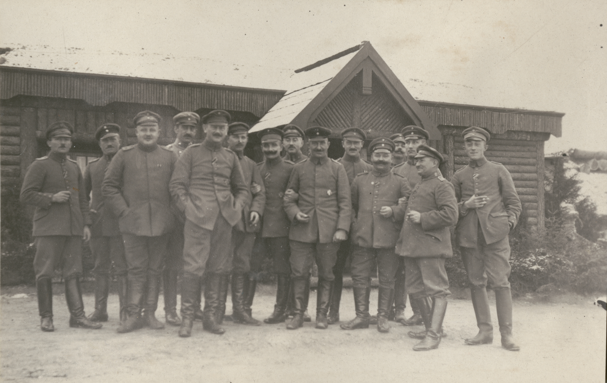 Text i fotoalbum: "1sta bataljonens officerare på hösten 1916."