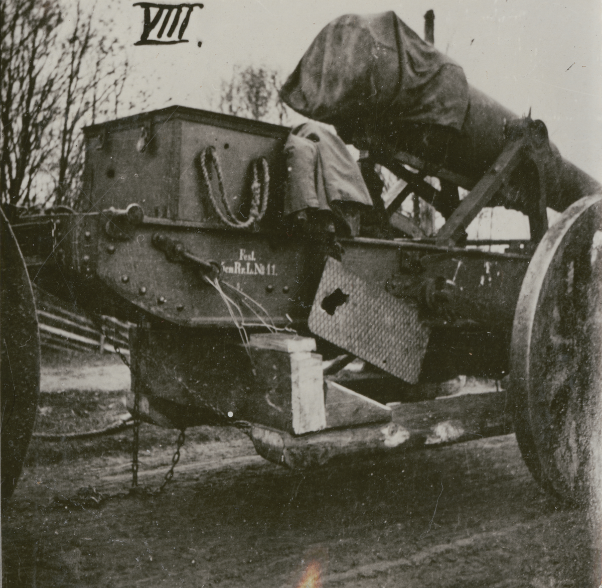 Text i fotoalbum: "Svårigheter vid transport af tungt artilleri på de bottenlösa ryska vägarna."