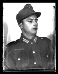 En tysk soldat i uniform.Bergjeger. Atelierfoto.  Bild eines