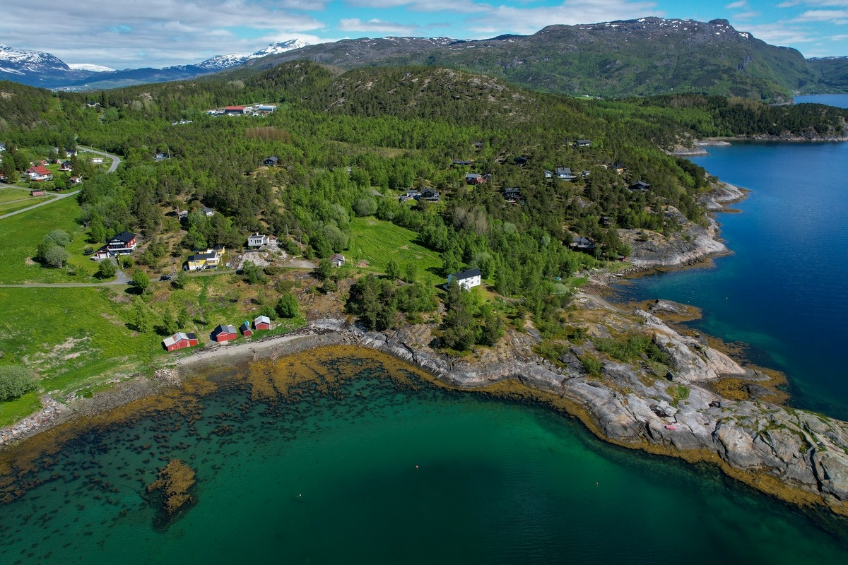 Dronefoto av Slåttvika på Øyjord, i Narvik kommune - et mulig utbyggingsområde 10 minutter fra Narvik sentrum. Dato 10. juni 2022. Foto: Harald Harnang.