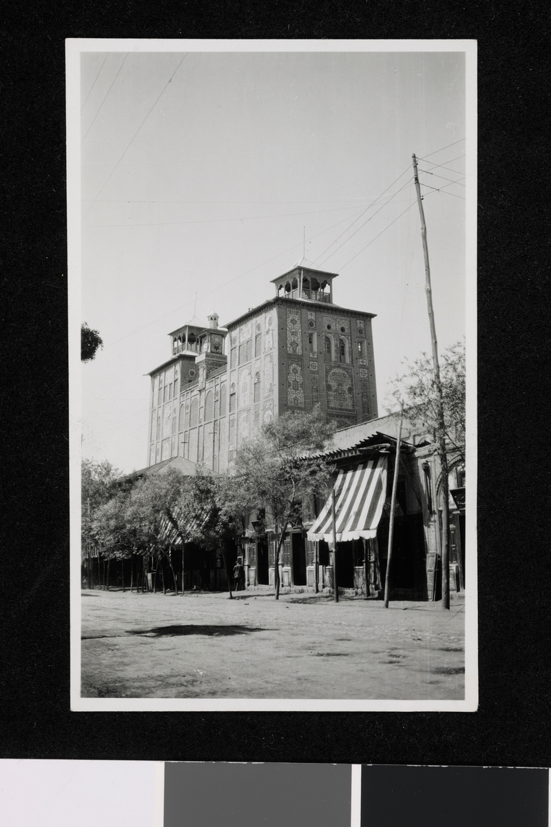 Bygg for Shahens harem i Teheran. Fotografi tatt av/ samlet inn av Elisabeth Meyer fra reise til Iran 1929.