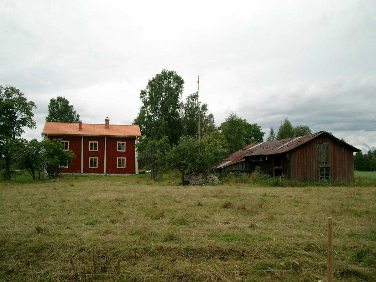 Mangårdsbyggnaden och gamla ladugården sedda från nordost, Utigården i Acktjära 5:30. Hanebo sn, Bollnäs kommun.