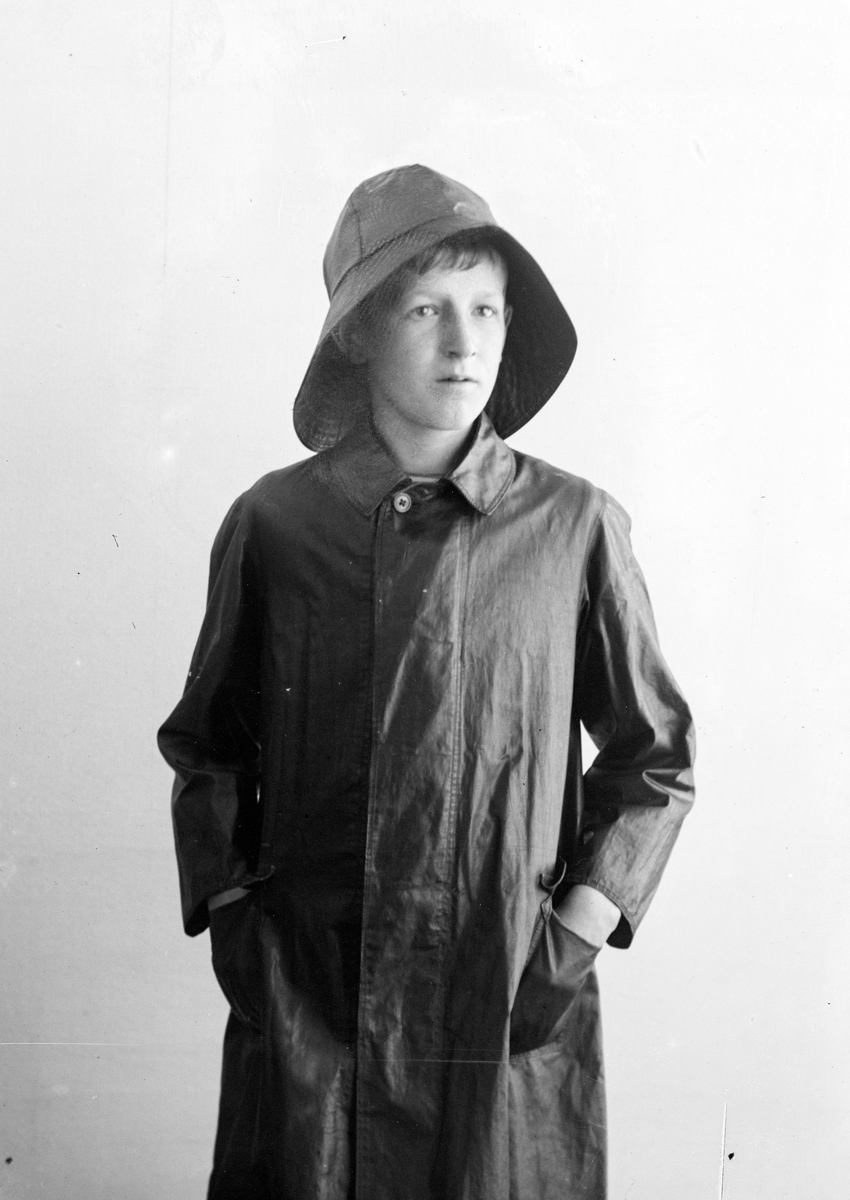 Alfred Larsen, gutt i matrosdress, og i regnhyre.
