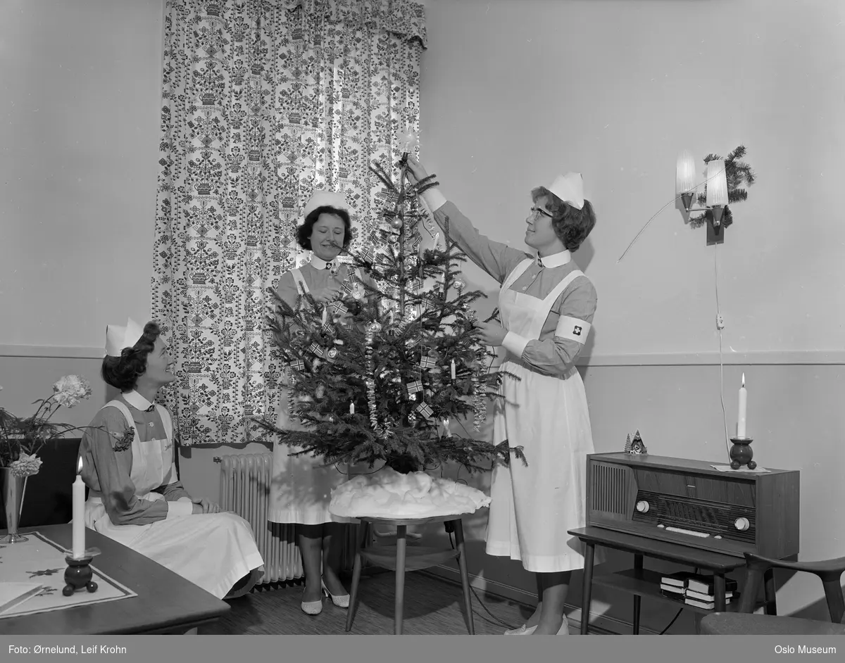Menighetssøsterhjemmet, interiør, kvinner3, pynting av juletre