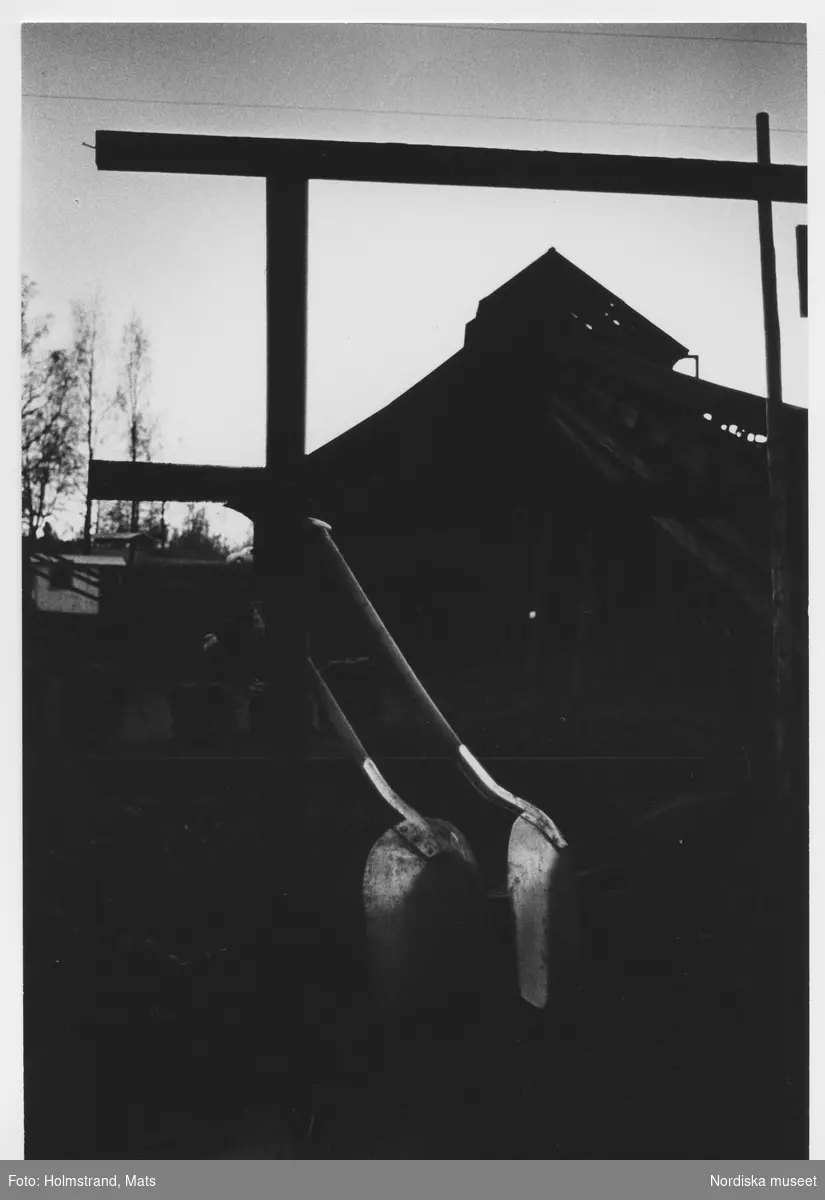 Svartå hytta. Norra Europas sista träkolshytta den sista arbetsdagen, nedblåsningen, 28 oktober 1966. Svartå hyttan. Järnbruk.