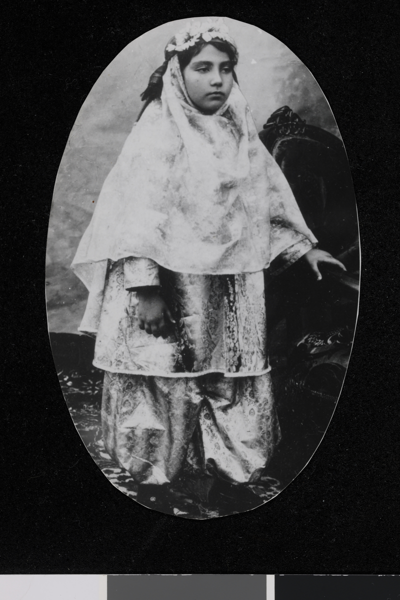 Jente i heldekkende drakt. Iran. Fotografi tatt av/ samlet inn av Elisabeth Meyer fra reise til Iran 1929.
