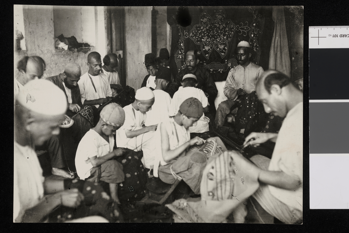 Menn og gutter som syr. Rescht. Fotografi tatt av/ samlet inn av Elisabeth Meyer fra reise til Iran 1929.