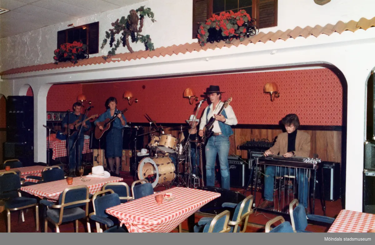 En orkester som spelar på Moulin Rouge, restaurang och diskotek med adress Kvarnbygatan 1 i Mölndal, omkring år 1986.