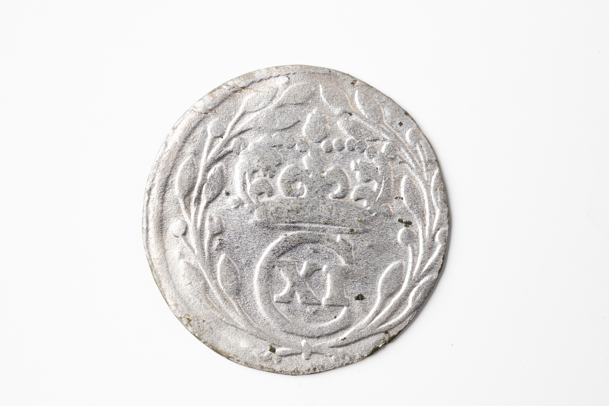 Ett silvermynd, 1 öre, Karl XI, 1666, Stockholm. Metalldetektorfynd i matjorden öster om hus 9006.
