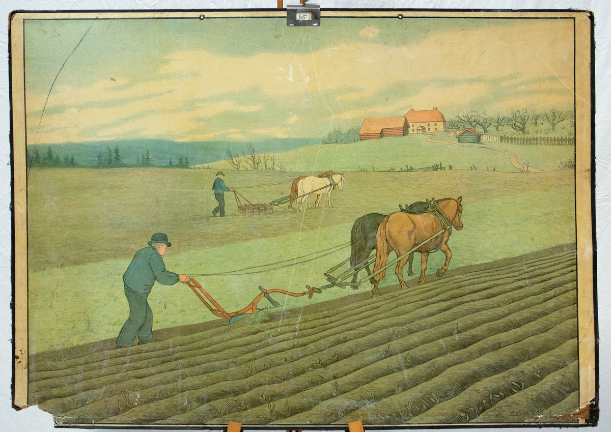 Jorder foran en gård i bakgrunnen med tre bygninger. På jordene er det to menn som jobber med hestetrekt plog og hestetrekt labbeharv.