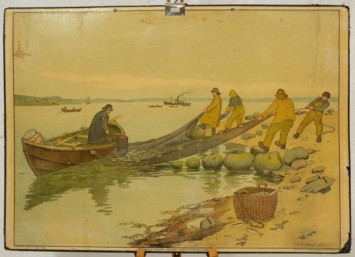 Sildefiske på en strand. Fire menn står på stranda og drar i et garn som er festet til en båt. I båten står en mann og øser opp fisk med en hov.