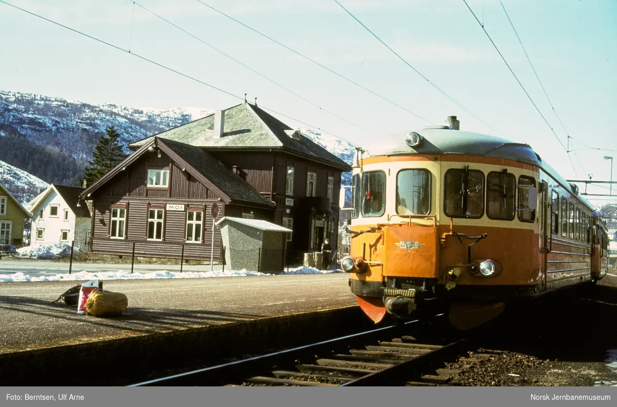Dieselmotorvogner type BM 89 med persontog til Flekkefjord på Moi stasjon