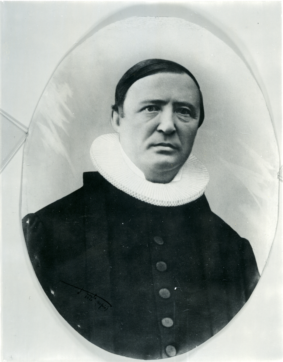 Potrett
Steen Eilert Berner, sogneprest i Nes fra 1846 til 1856 og han var odrdfører fra 1852 til 1855
