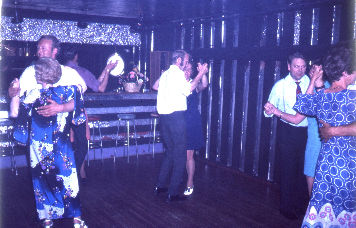 Dans på diskoteket på Svenkerud hotel. Egil og Marit Sandanbråten, Torstein og Gerd Krusedokken og Olaf Øen.
