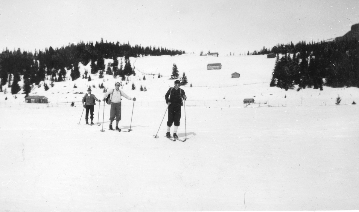 Påsken 1930. 3 menn på skitur
