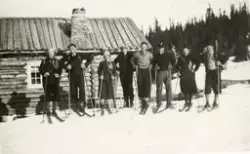 Påsken 1931. Gruppe på ski utenfor seterbu.