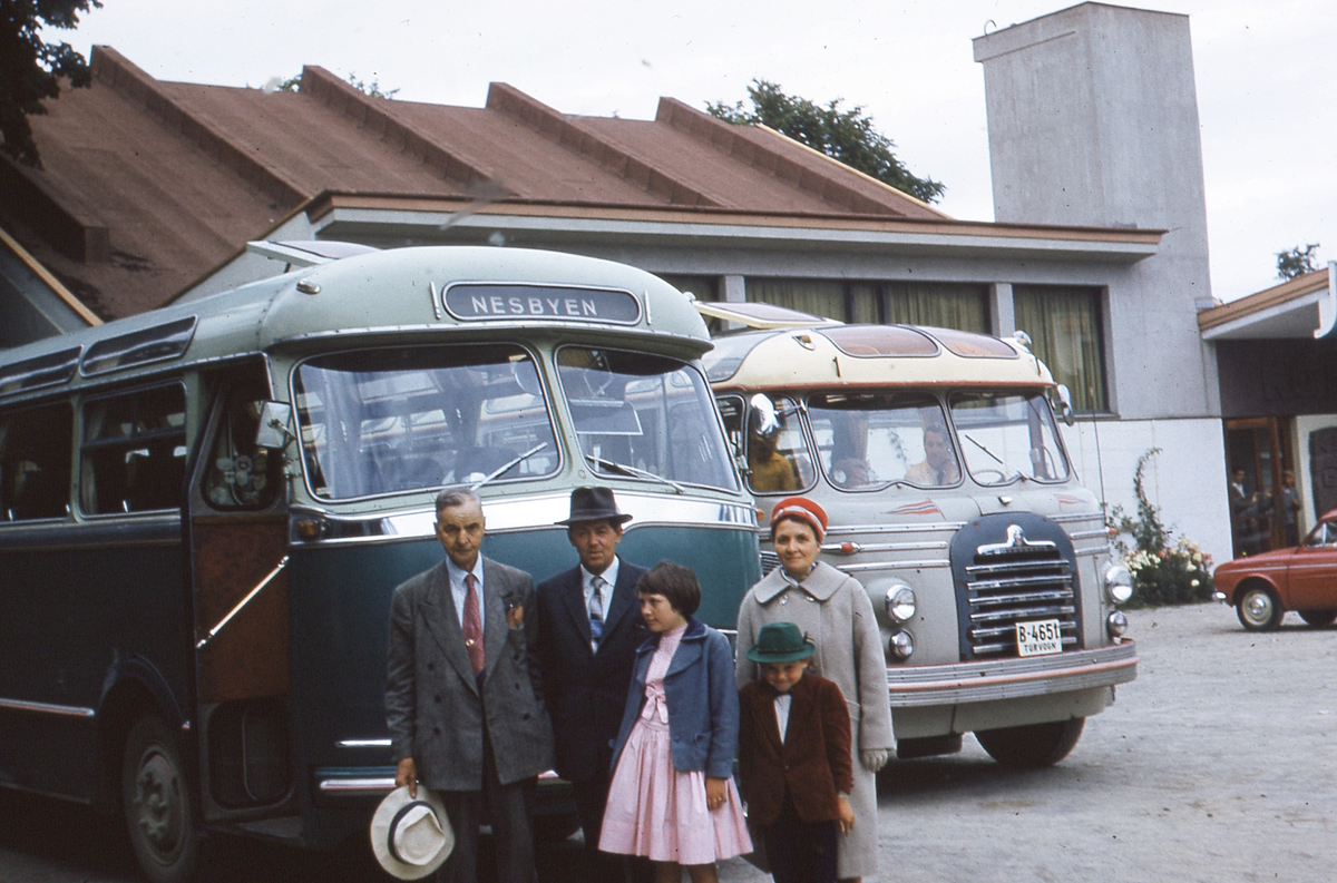 Tur til KonTiki museet i Oslo.
Esten Grasdokk, Laurits og Margit Solheim. Foran er barna Mari og Terje Solheim. Bak er bussen til Laurits. Mercedes med hekkmotor. 1962 m.
