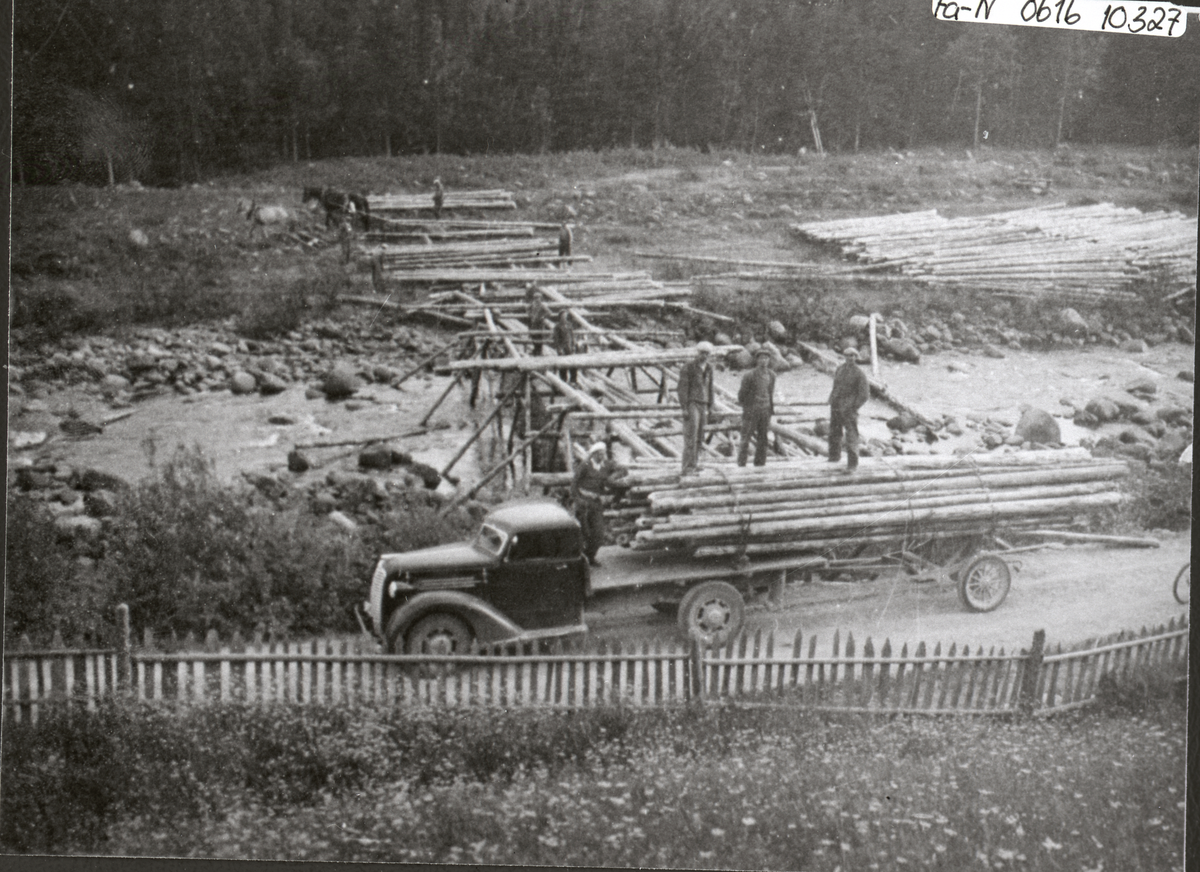 Tømmertransport
Etter spesielt snøfattige vintere var det for lite vann i magasinene på Myking og Synstevann til at tømmeret kunne fløtes ned Rukkedøla. Fra 1930 tallet brukte de lastebil.

