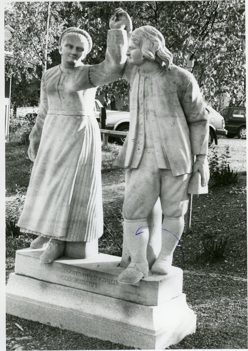 Garnåsstatue kvinne og mann på Indre torg
