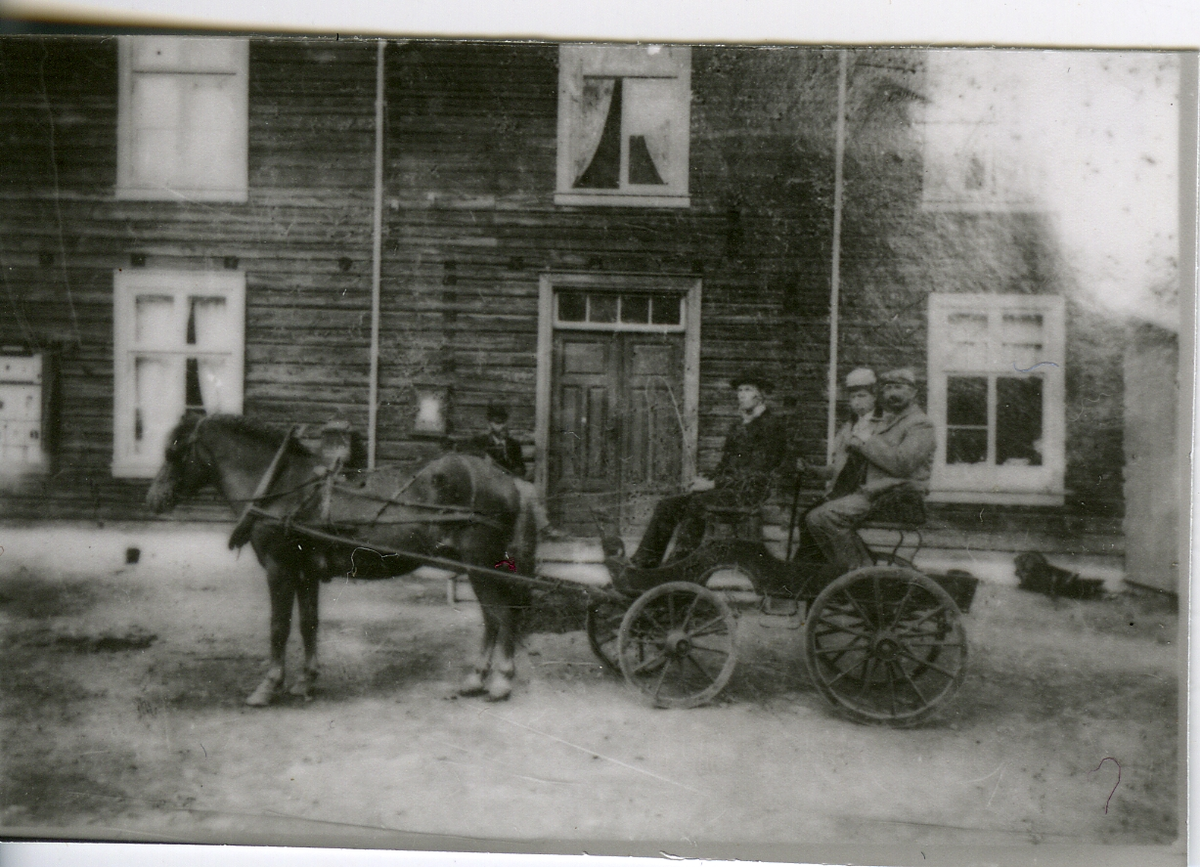 Hest og vogn
Fire menn i trille foran hovedbygningen på Bruvollen på Nes.
